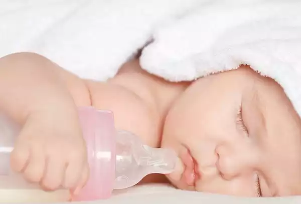 Cách phòng sâu răng cho bé là hạn chế cho bé ngậm bình sữa qua đêm