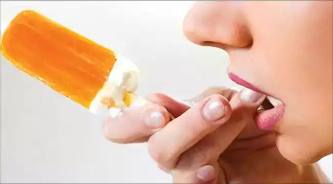 Răng dễ bị ê buốt khi ăn đồ lạnh hoặc đồ chua